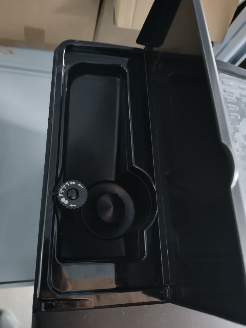 デロンギ全自動エスプレッソマシン マグニフィカSブラック ESAM04110ВН