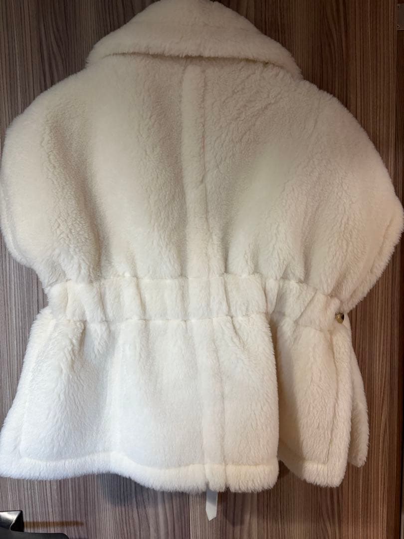 Mブローチ付き　テディベアケープ　ポンチョ