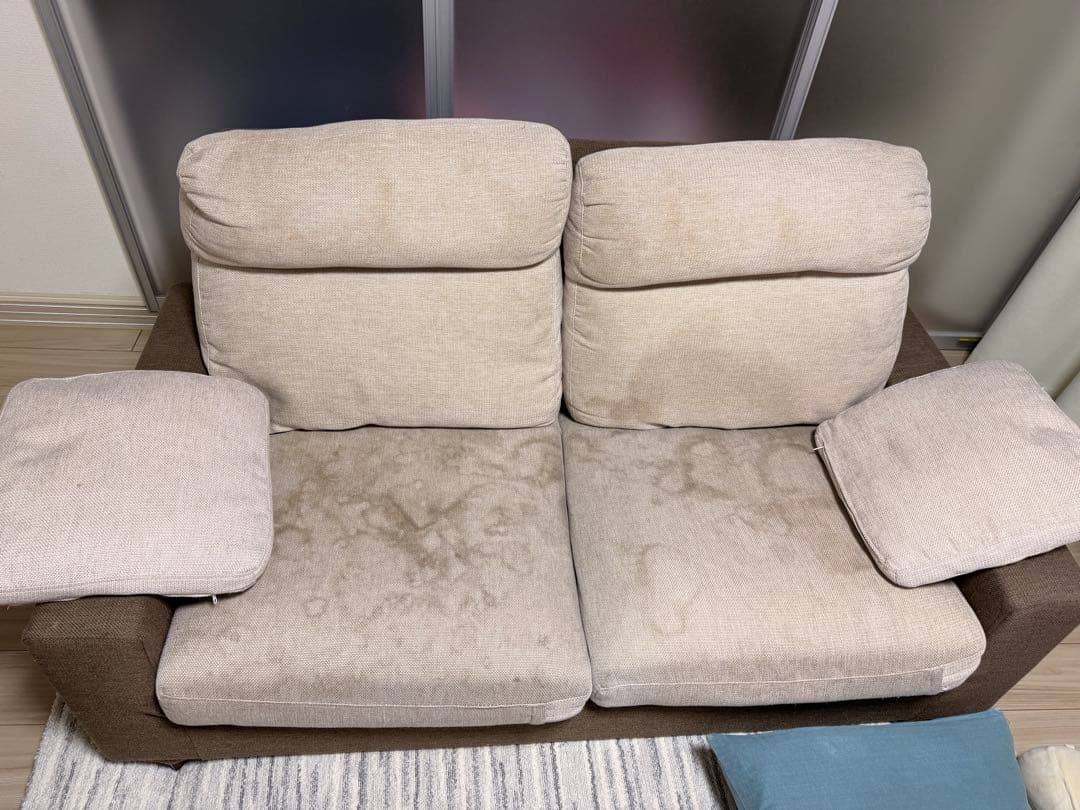 ベージュのファブリック2人掛けソファ