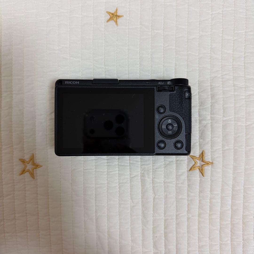 「室内試し撮りのみ」　RICOH GX III