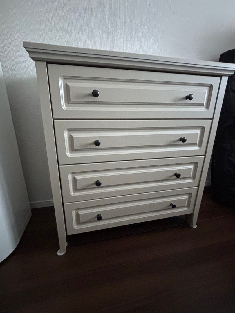 クリーム色の木製チェスト 4段