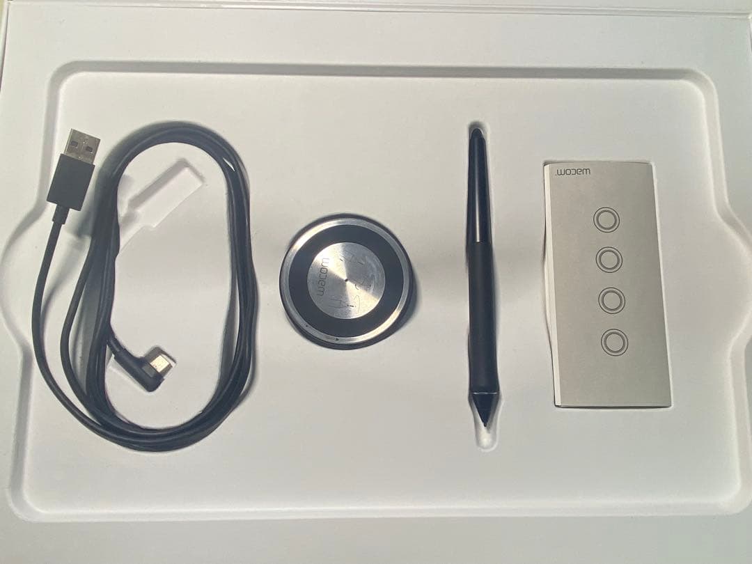 液タブ・ペンタブ Wacom Intuos Pro Medium PTH-660/K0