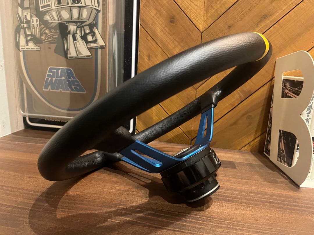 Momoステアリング　35パイ　ほぼ新品