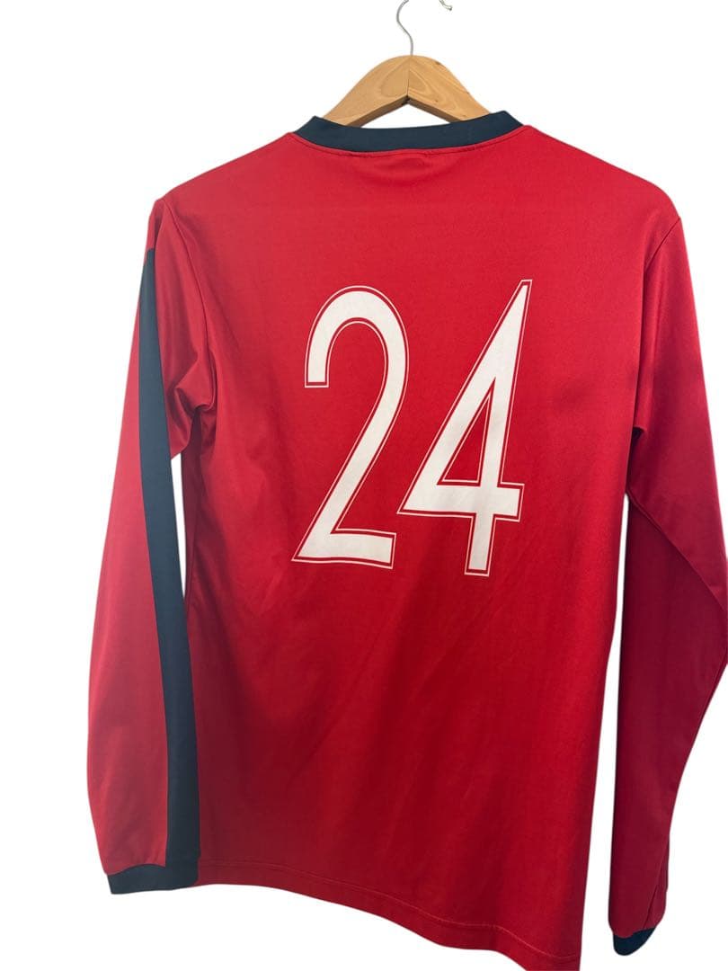 城西大学サッカー部　ユニフォーム赤24番