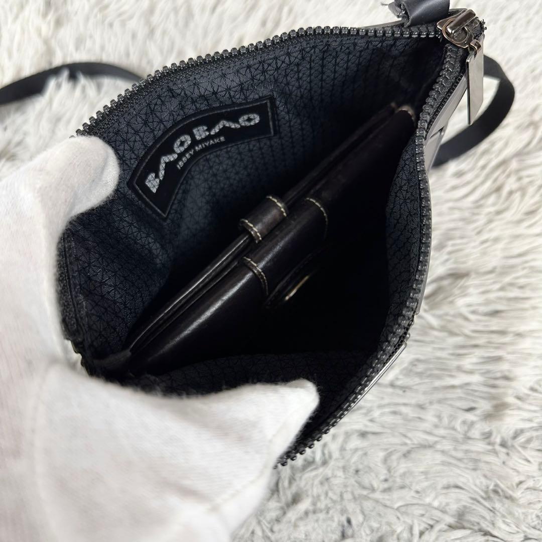 極美品 バオバオイッセイミヤケ レザー ショルダーバッグ ファスナー グレー