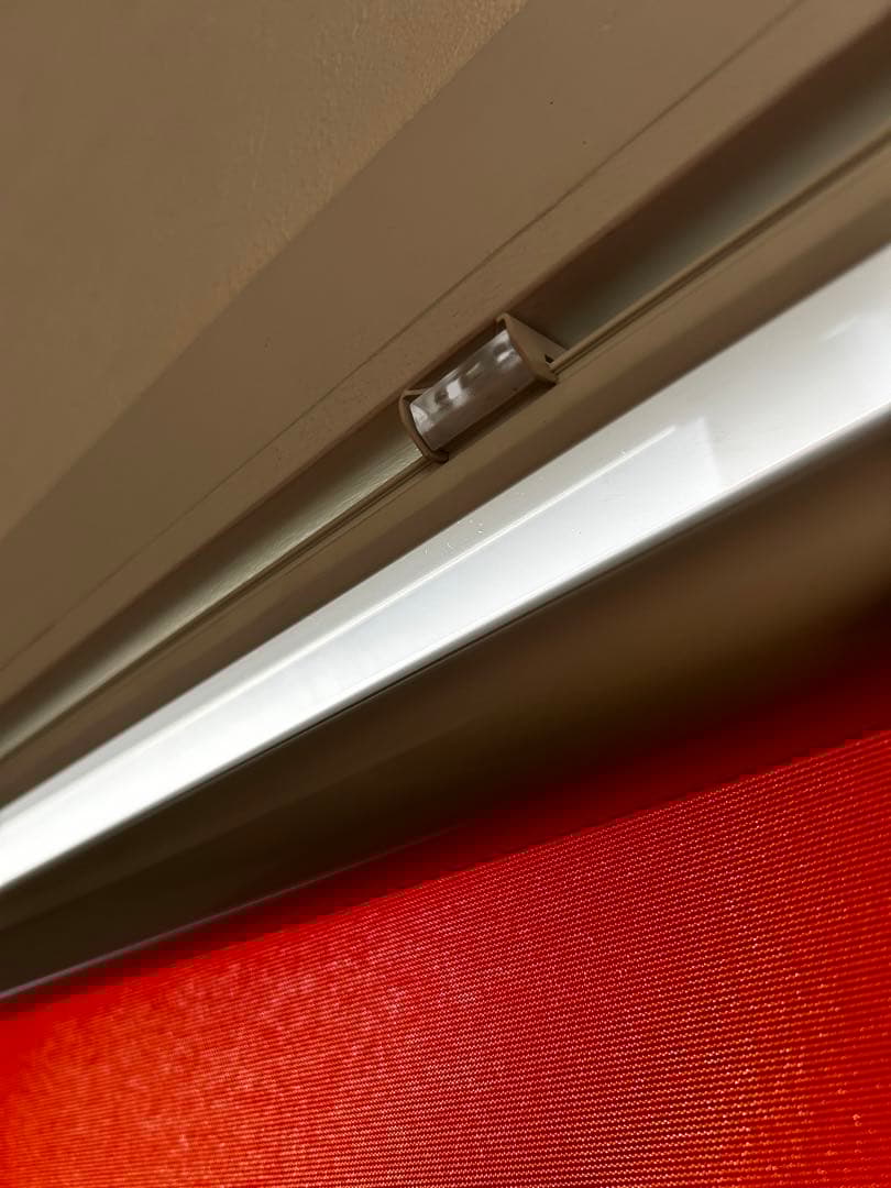 オーダーメイド　オレンジ　手動ロールスクリーン 壁面取り付け