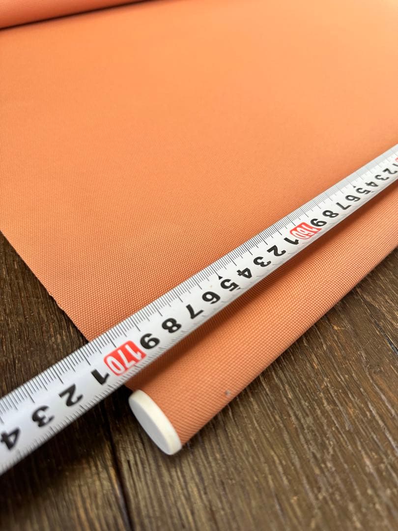 オーダーメイド　オレンジ　手動ロールスクリーン 壁面取り付け