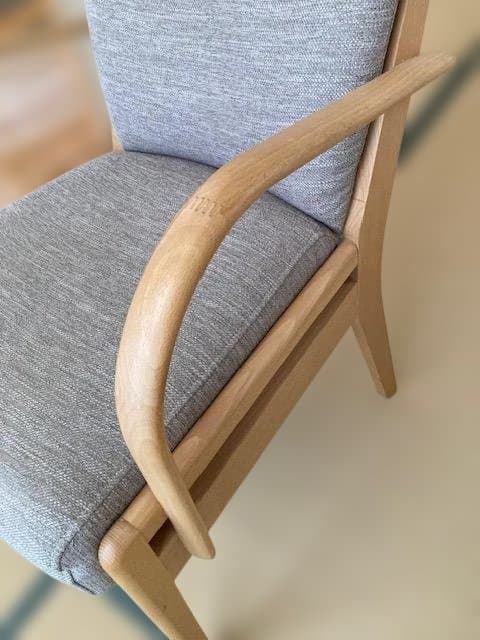 2.ソファのような座り心地(ニトリ C-27肘付き2脚+肘なし２脚）4脚セット