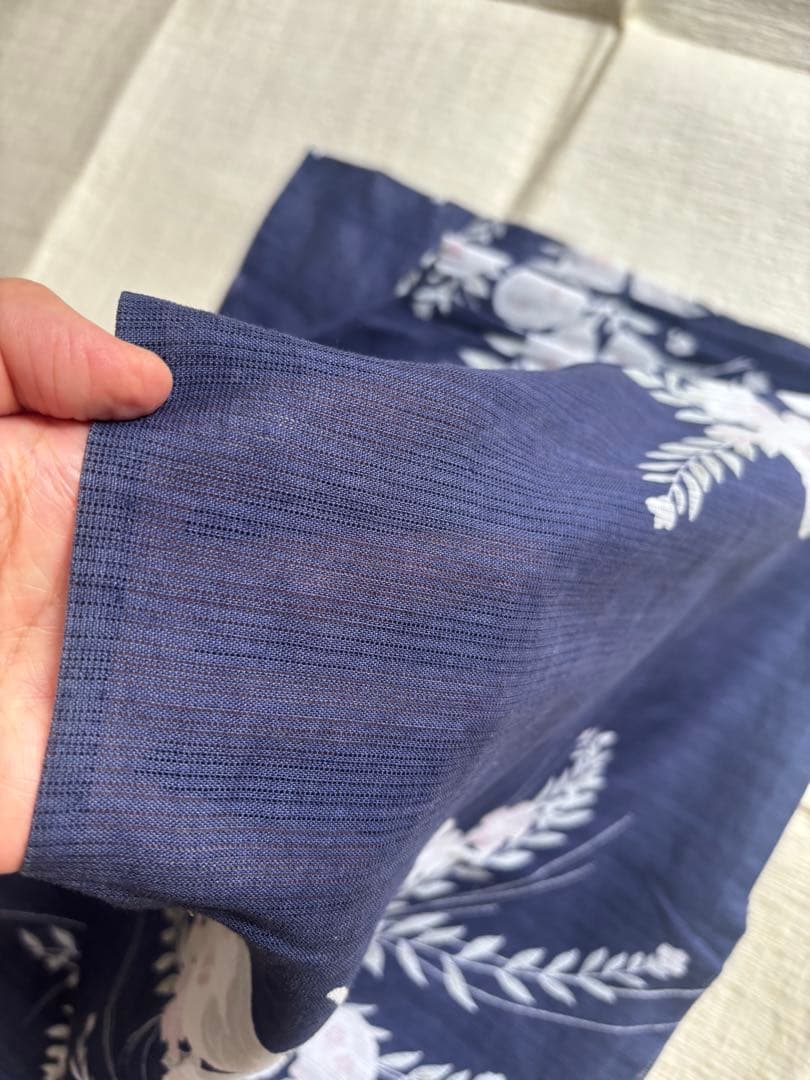 【綿麻　上品浴衣】古今　紺色 浴衣 単品　ピンク小花＆葉模様 手縫い 着物風にも
