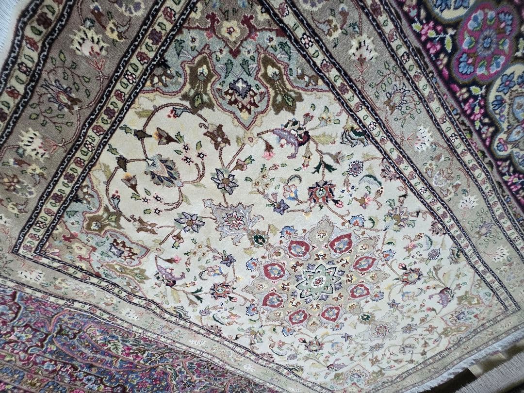 ペルシャ絨毯100%手織り素材シルクとウールタブリーズ産 約160x100cm