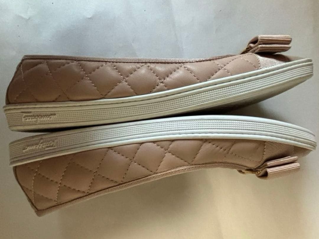 FERRAGAMO ベージュ フラットシューズ
