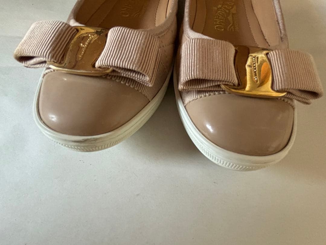 FERRAGAMO ベージュ フラットシューズ