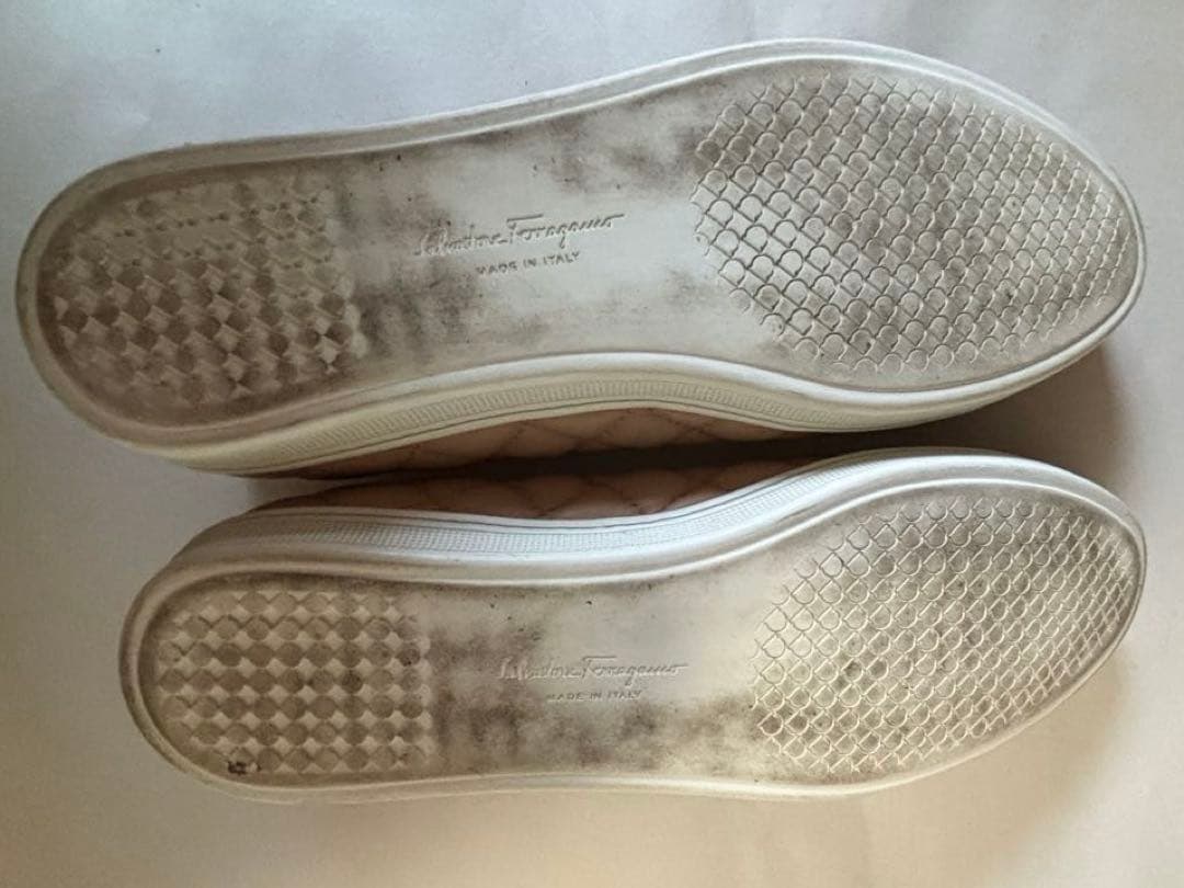 FERRAGAMO ベージュ フラットシューズ