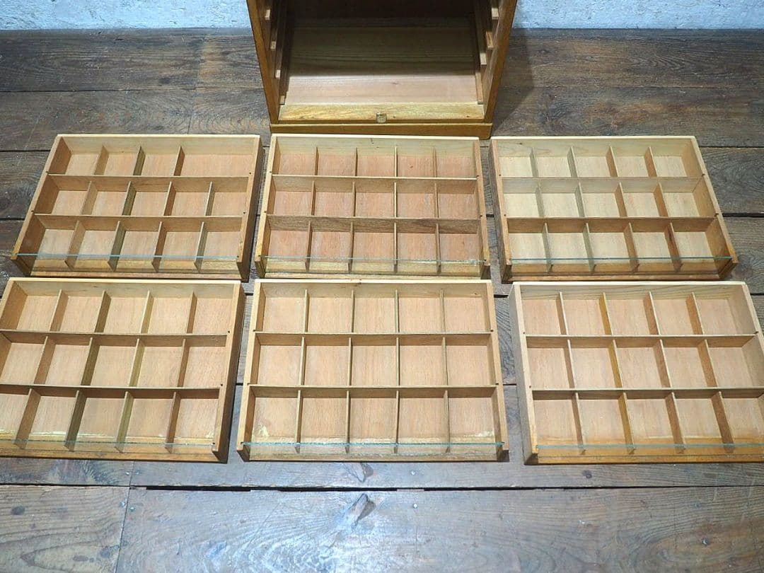 1410 ②レトロなミシン糸のガラスケース　収納棚　コレクション　ヴィンテージ