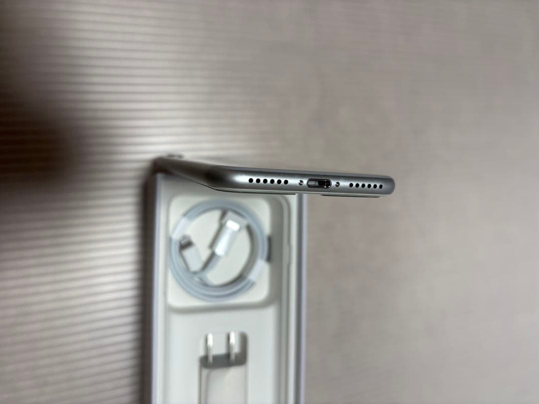 Apple iPhone 8 シルバー 本体箱付き