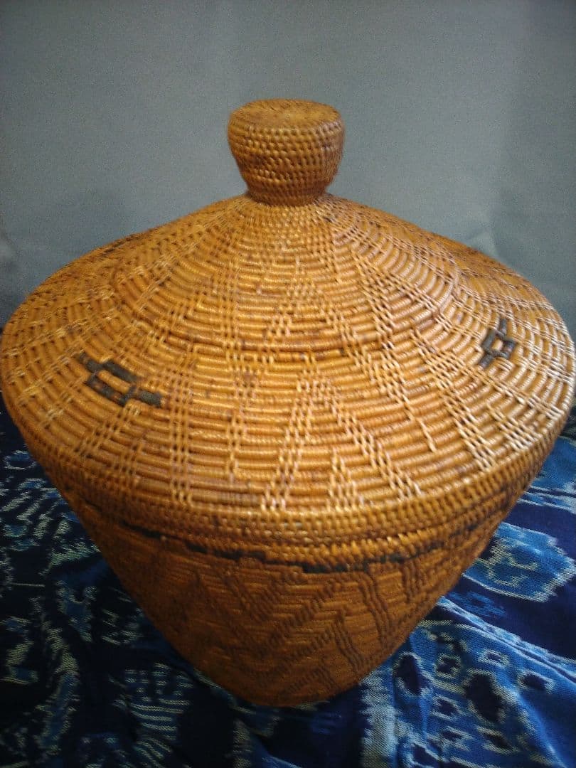 アタ製　蓋付きつぼ型バスケット（大サイズ・模様編み・黒モチーフ）