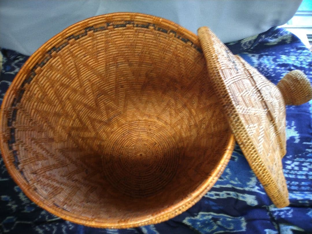 アタ製　蓋付きつぼ型バスケット（大サイズ・模様編み・黒モチーフ）