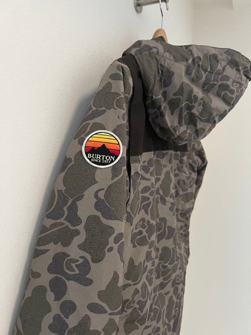 BURTON スノーボードジャケット フード付き 上着 カモフラ S