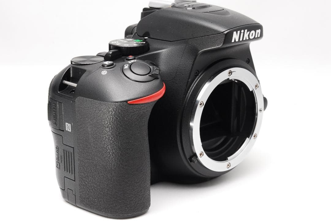 momo ❤美品❤Nikon D5600❤ダブルズームキット❤一眼レフ