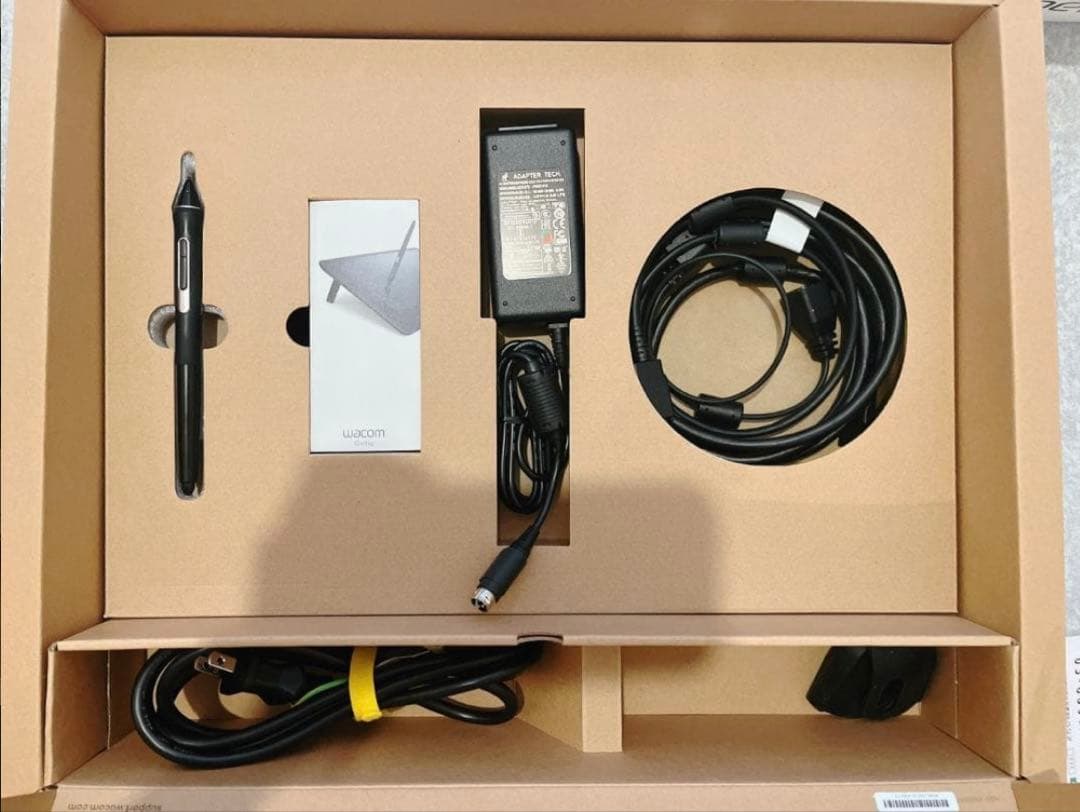 Wacom Cintiq 16 【専用スタンド付き】