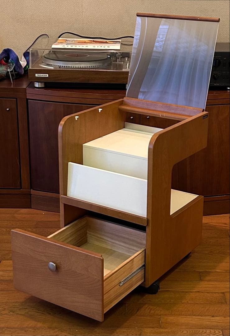 カリモク　マガジンラック　チェスト　小物　モダンデザイン　キャスター付き