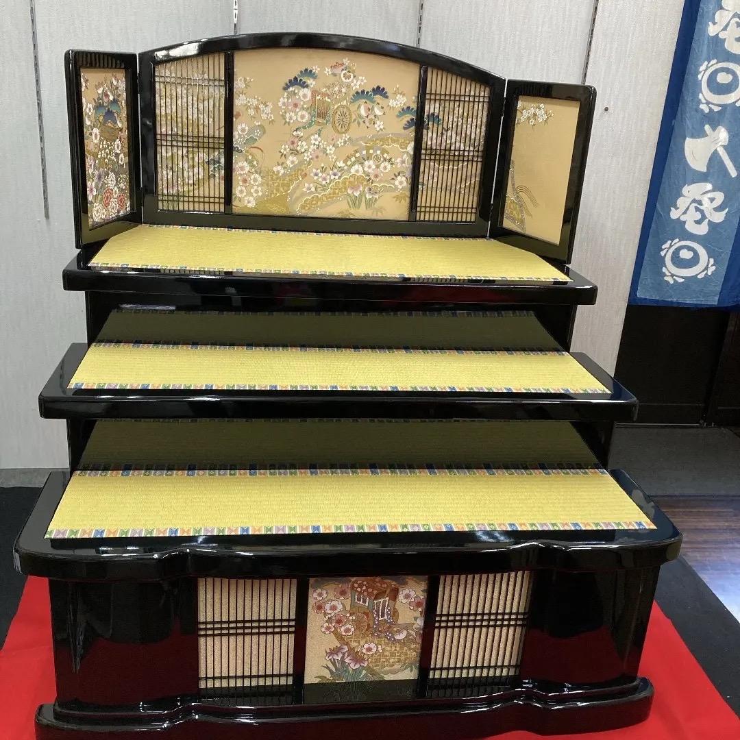 B3 高級黒塗り　豪華な三段飾り　台巾105㎝位　ひな人形台と屏風のみ