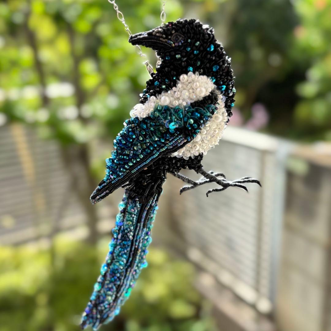 【カササギ】ビッグサイズ ビーズ刺繍ブローチバッグチャーム