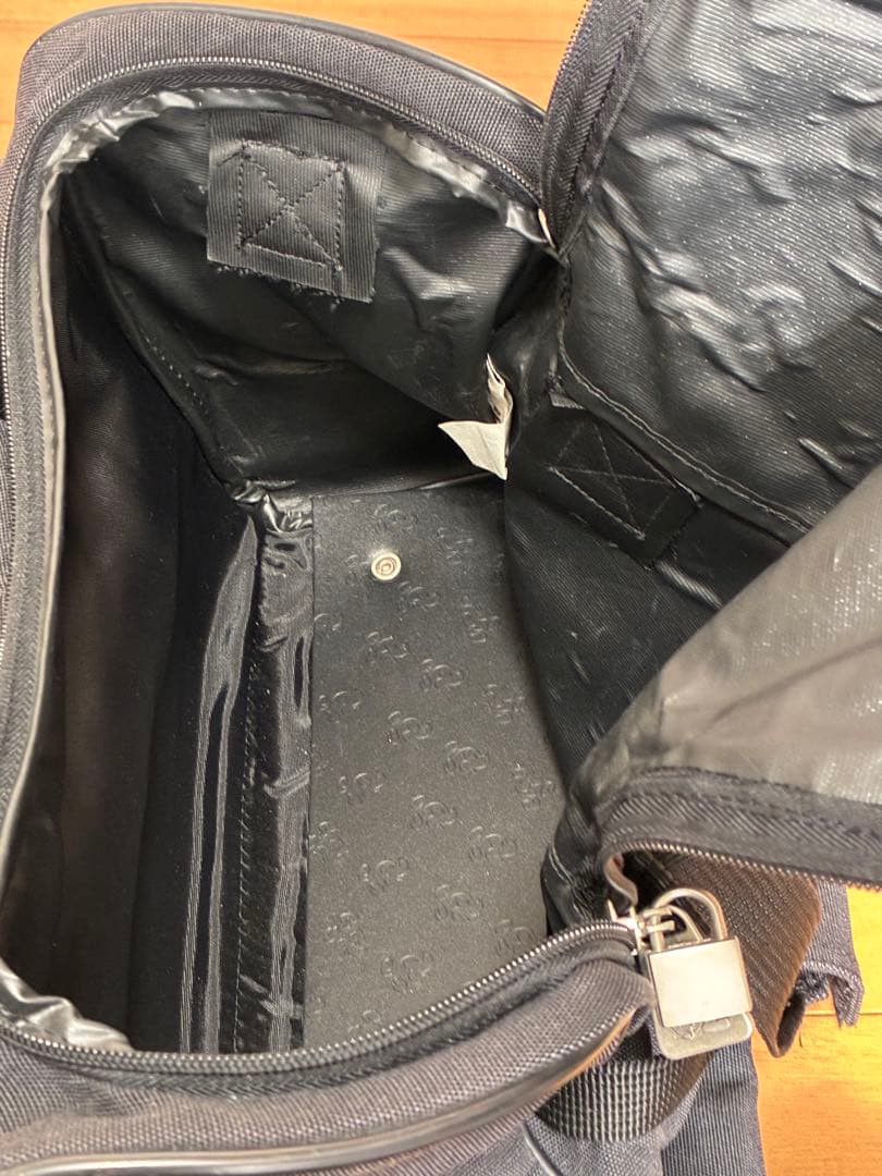 【希少】ディズニーキャリーケース　布製　スーツケースとショルダーバッグのセット