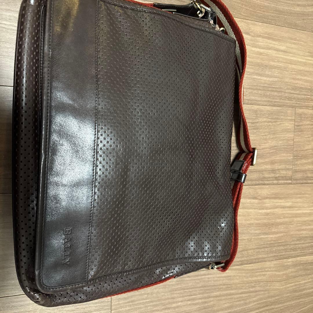 BALLY ダークブラウン ショルダーバッグ【パンチング】