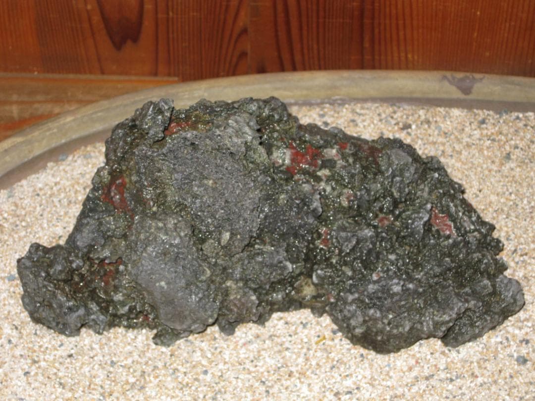 稲*曽様 水石　産地不詳　11cm x 23 x 11cm