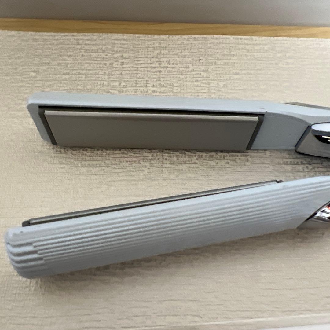 リファ　ストレートアイロン　ホワイト　RE-ATヘアアイロン