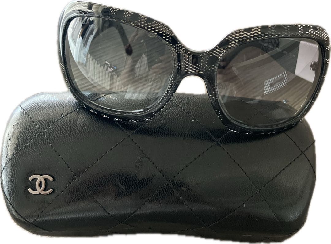 CHANEL ラウンド型サングラス ブラック×ホワイト