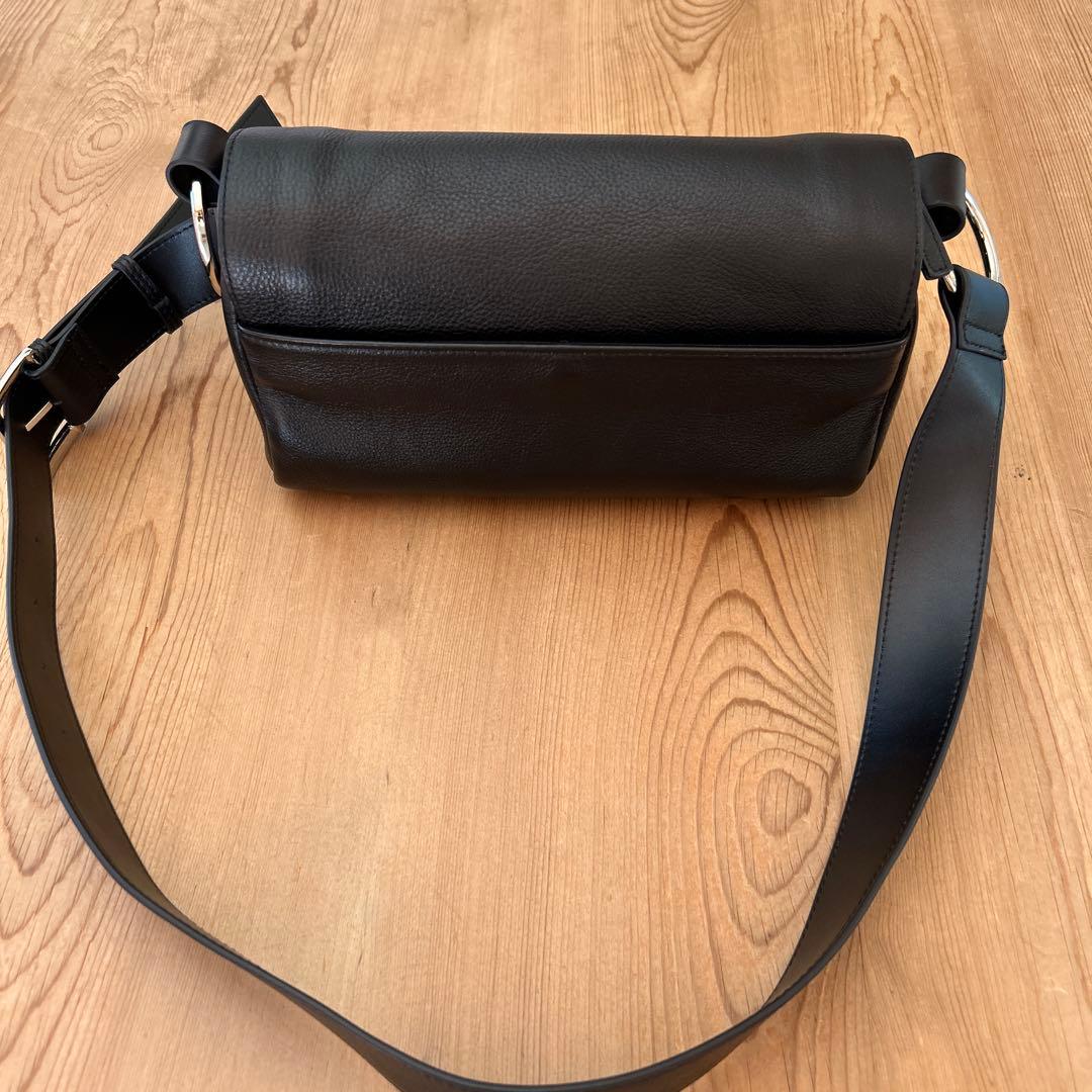 美品ビアズリー　レザーボディバッグ ブラック