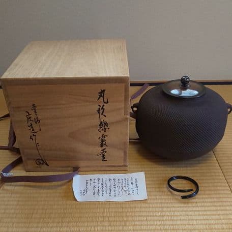 A 119         茶道      炉用 ・丸形総霰釜  ( 庄造造 )