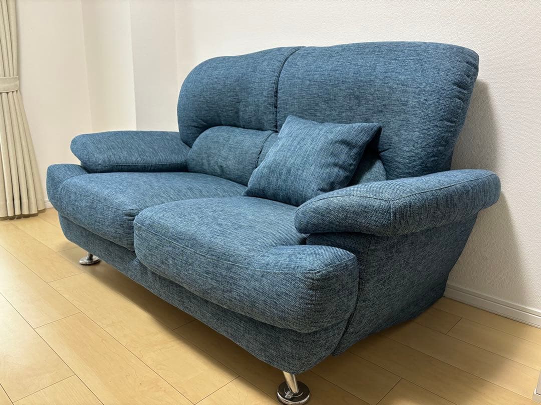 ニトリ　青い2人掛けソファ、クッション付き