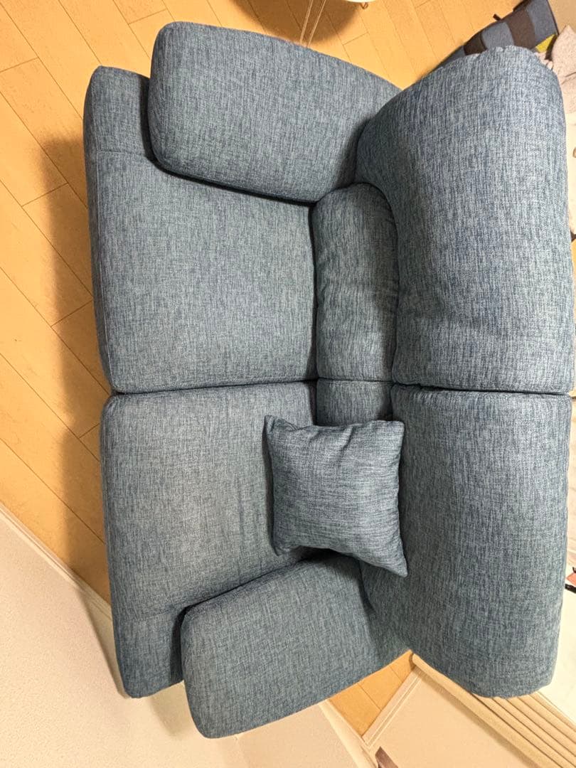 ニトリ　青い2人掛けソファ、クッション付き