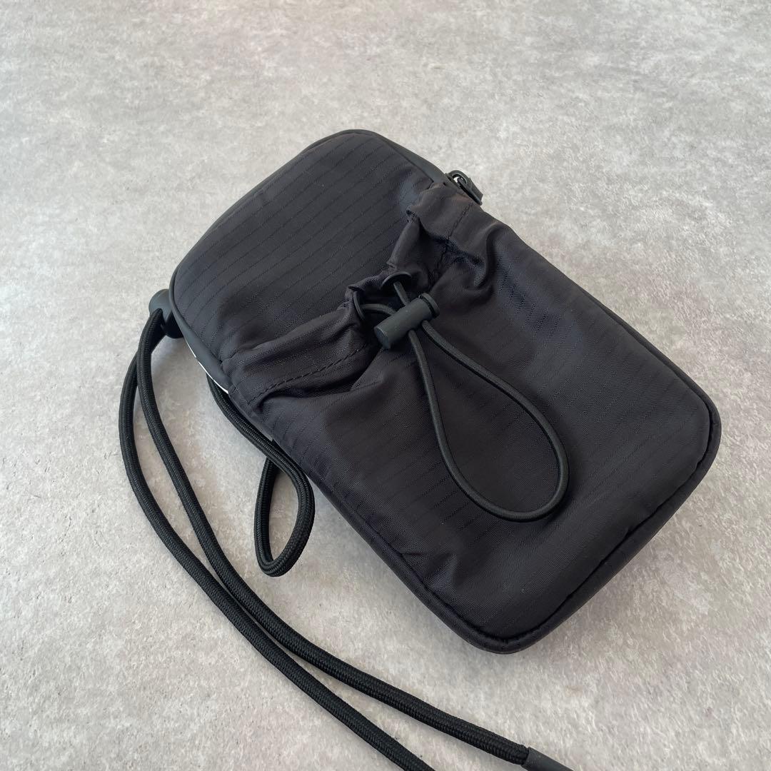 美品【完売】DSQUARED2（ディースクエアード）ナイロンネックポーチ