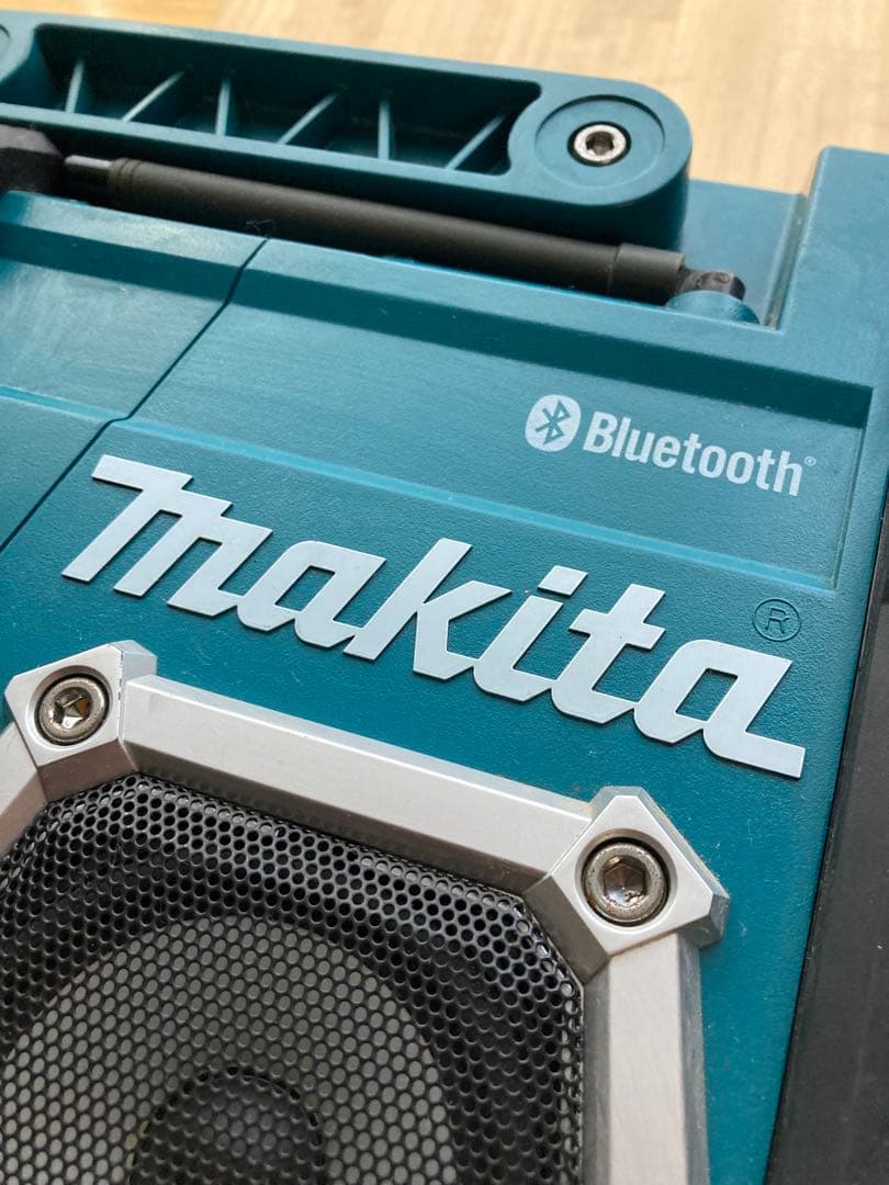 マキタ　充電式ラジオ　MR106