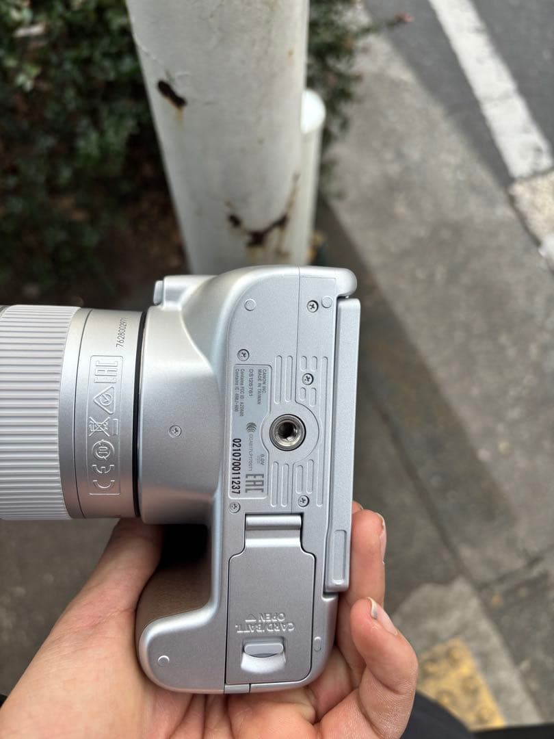 Canon EOS Kiss X10 シルバー レンズ付き