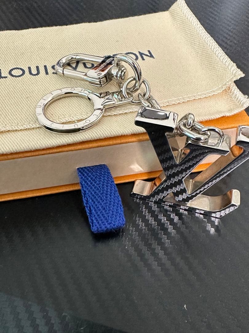 LOUIS VUITTON キーホルダー・LVイニシャル