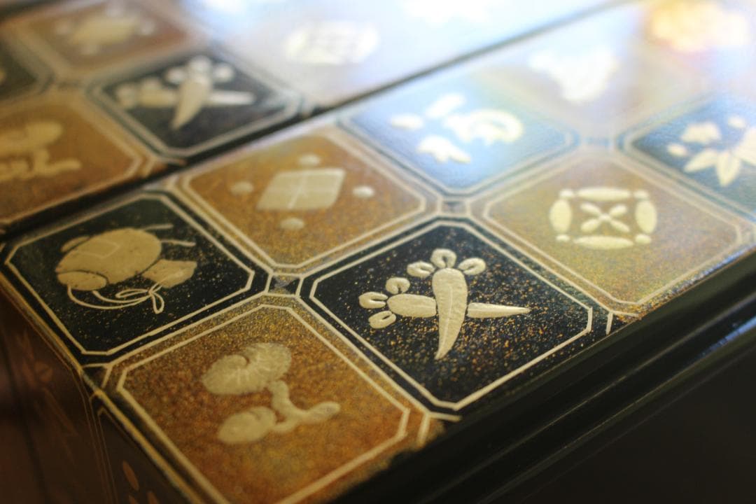 デッドストック！内朱金縁黒漆に極上宝尽蒔絵の映える二段重（検輪島塗重箱お重