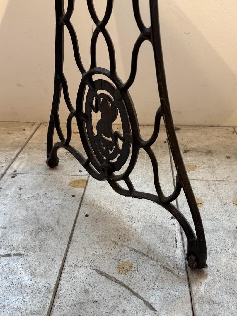 アンティークドアデスク シンガーミシン脚 ガラス天板 店舗作業台 机 テーブル