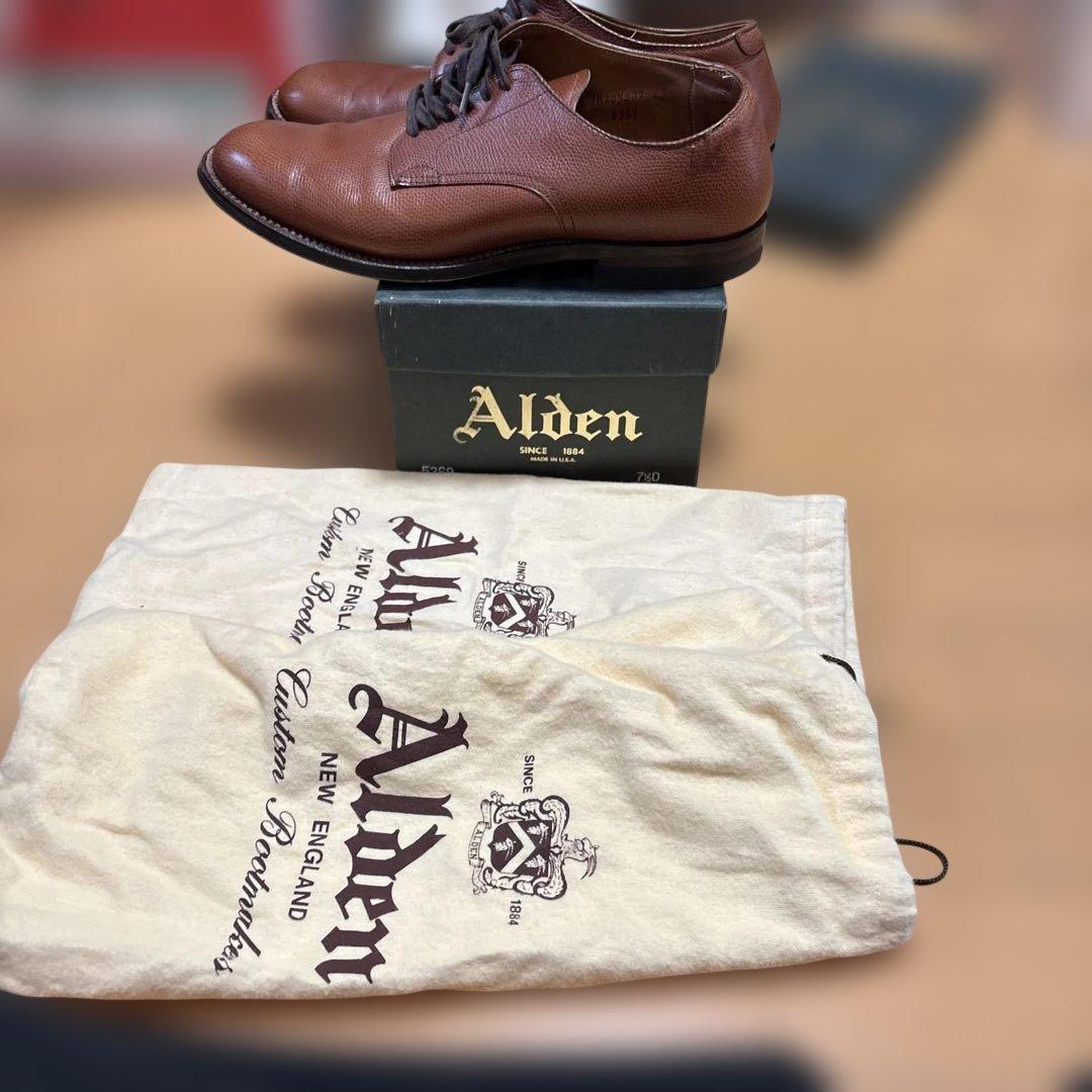 ブラウン型押しレザードレスシューズ