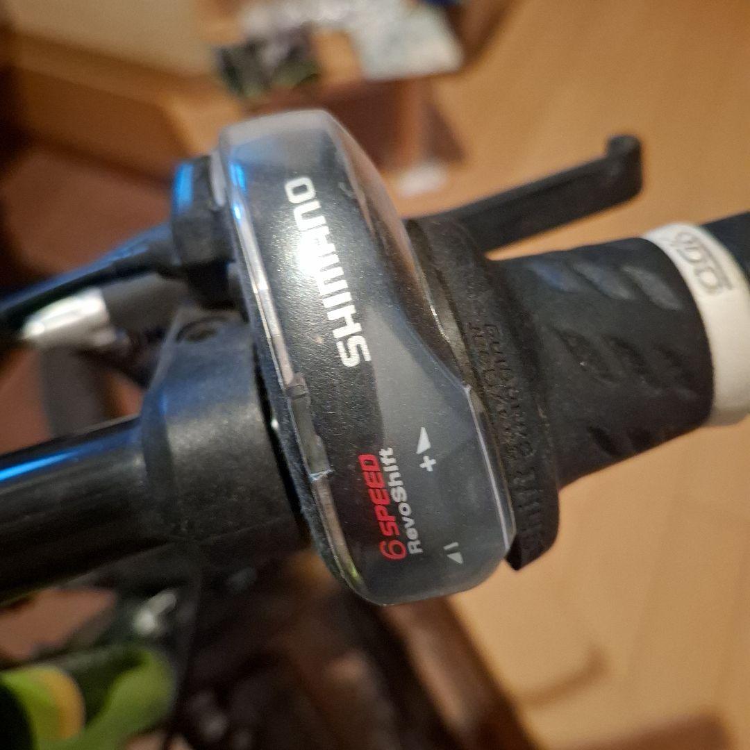 22インチ　横浜市　引き取り可能な方のみ　　子供　自転車 　黄緑　ヘルメット付き