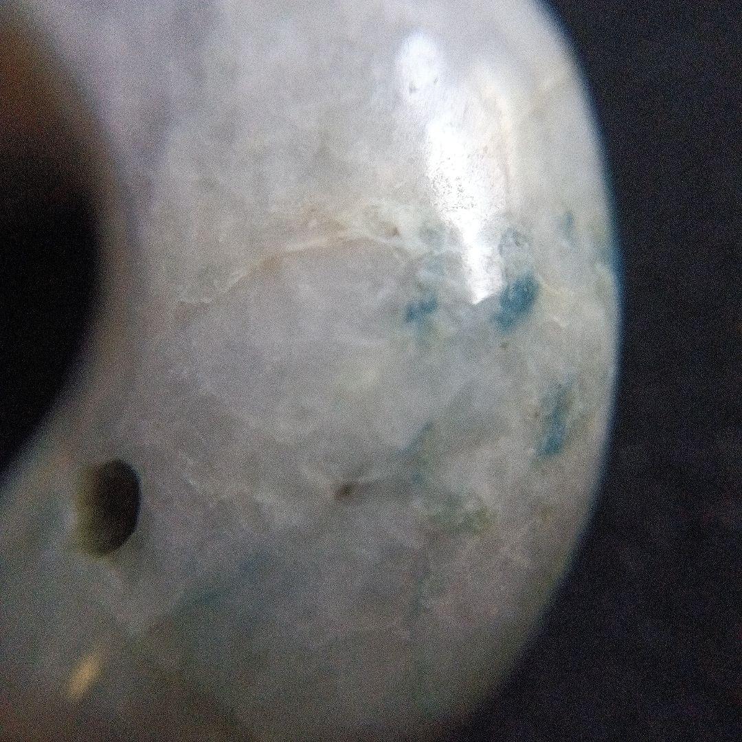 天然石 勾玉　淡い緑色と白色の混合　約18g
