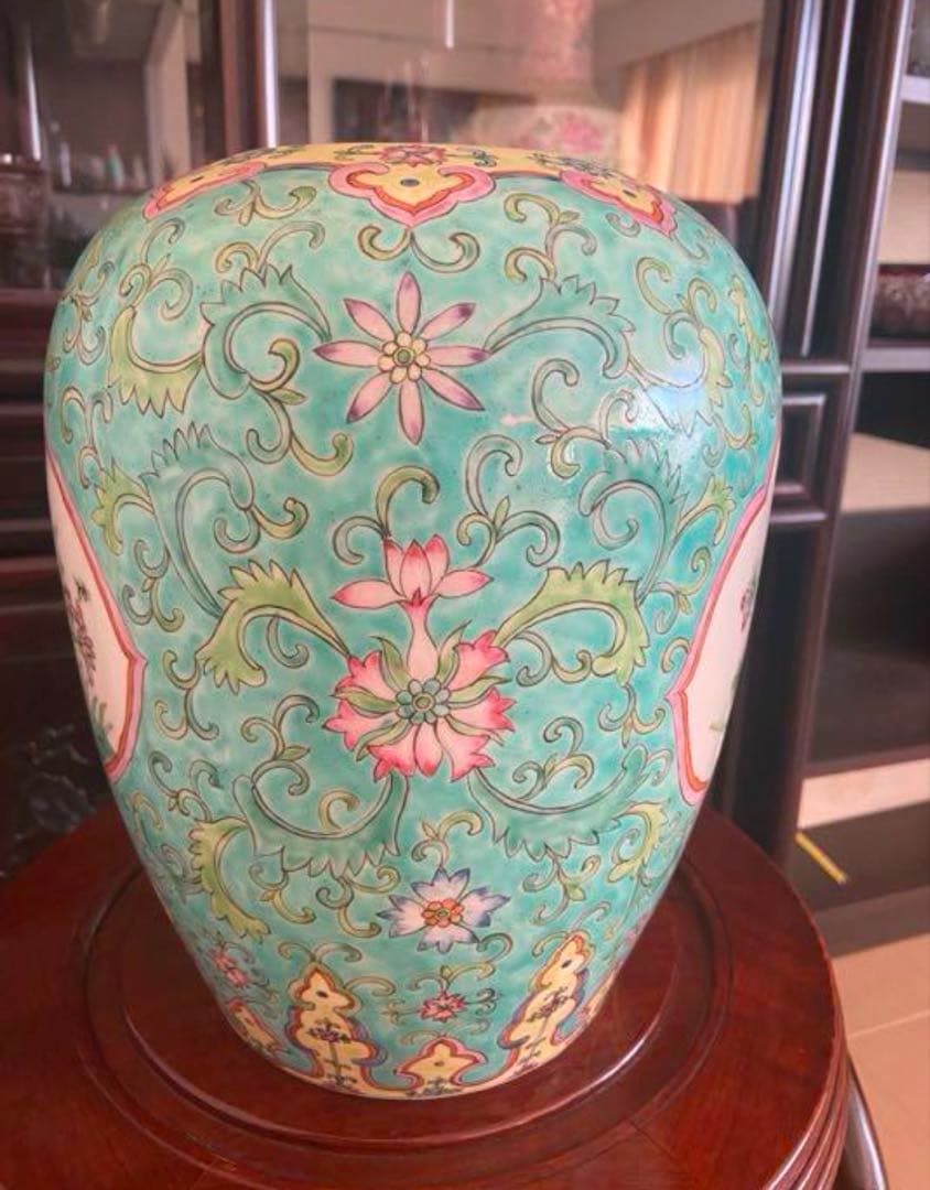 中国古美術品　民国時代　粉彩花草蝶文壺　高さ約28cm