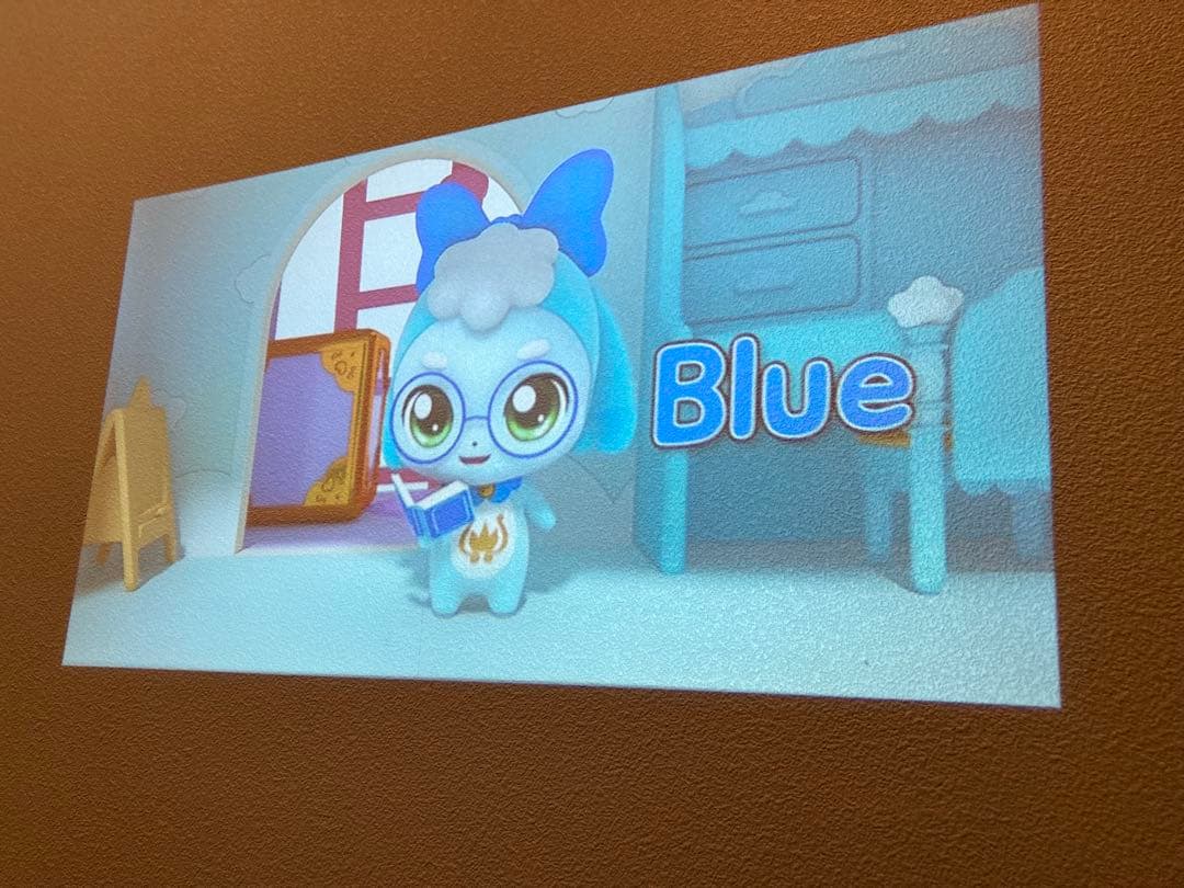 【ほぼ新品】スマホワイヤレス接続可能　プロジェクター