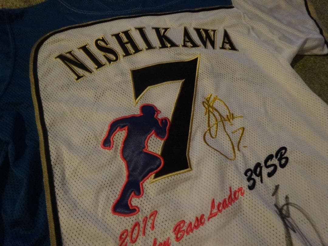 西川遥輝　2017盗塁王　記念ユニフォーム　直筆サイン入り　ヤクルトスワローズ