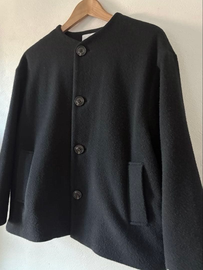 HUIS×尾州　縮絨ウールフランネルノーカラーショートコート（ブラック）