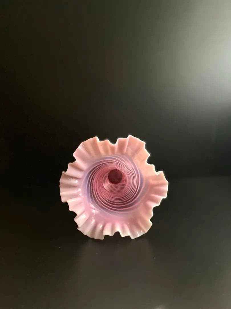 692 骨董 アンティーク ピンクオパール渦巻き紋様花瓶 フリルガラス 明治